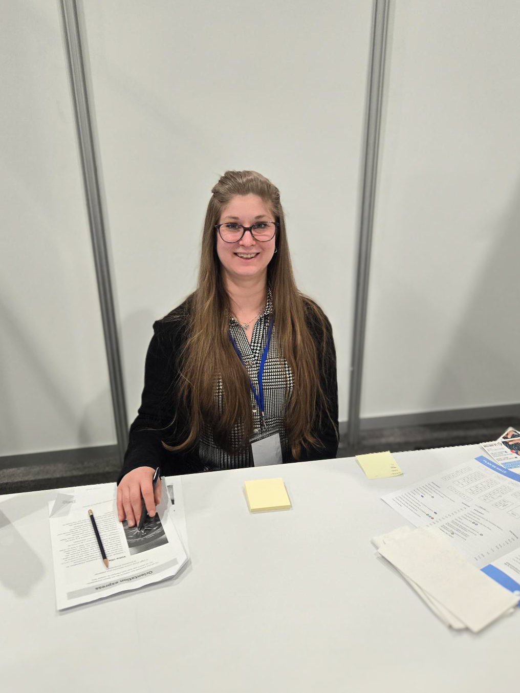 Employée de La Jonction souriante à un kiosque.